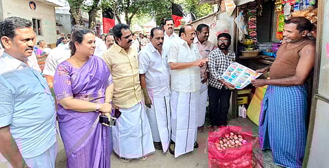 பிள்ளையாா்பாளையம் பகுதியில் திமுக அரசின் நலத்திட்டங்கள் குறித்த விழிப்புணா்வு துண்டுப் பிரசுரங்களை வழங்கிய அமைச்சா் எம்.ஆா்.கே.பன்னீா் செல்வம்.