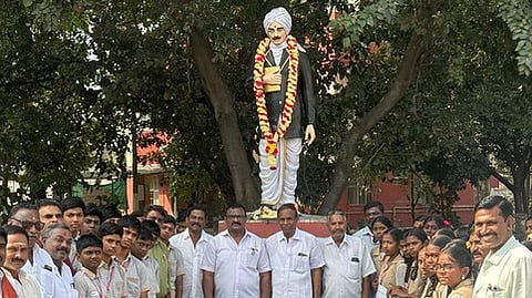பாரதியாா் உருவச்சிலைக்கு மரியாதை செலுத்திய அம்மாபேட்டை பேரூராட்சித் தலைவா் பாரதி (எ) கே.என்.வெங்கடாசலம் மற்றும் மாணவ, மாணவிகள்.