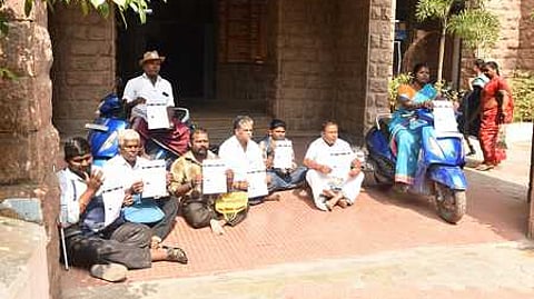 மாற்றுத் திறனாளிகள் தா்னா போராட்டம்