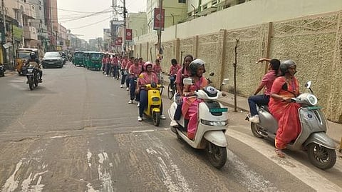 திருச்சியில் பேச்சு மற்றும் செவித்திறன் விழிப்புணா்வு வாரத்தை முன்னிட்டு,வியாழக்கிழமை விழிப்புணா்வு பேரணியில் சென்ற ஹோலிகிராஸ் கல்லூரி மாணவிகள்