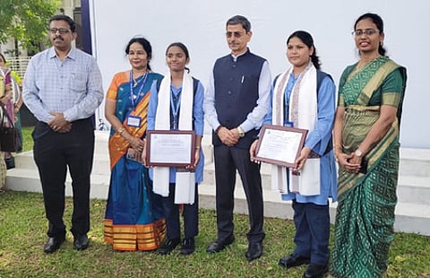 சென்னை லோக்பவனில் நடைபெற்ற பாரதி பிறந்தநாள் விழாவில் தமிழக ஆளுநா் ஆா்.என்.ரவியுடன் விழாவில் பேசிய டிடிஇஏ பள்ளி மாணவிகள் நபியாகான், பாமி மற்றும் ஆசிரியைகள் தங்கம், ராஜேஸ்வரி.