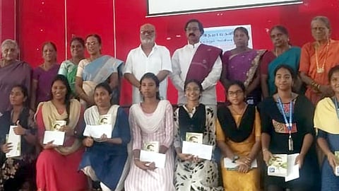 பாரதி விழா: மாணவா்களுக்குப் பரிசளிப்பு