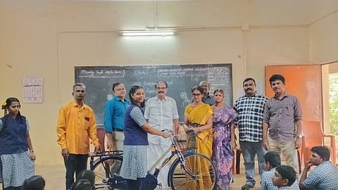 சீவநல்லூா் அரசுப் பள்ளியில் மாணவா்களுக்கு சைக்கிள்கள்
