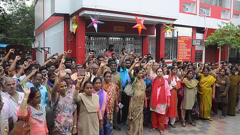 திருச்சி தலைமை தபால் அலுவலகத்தில் வியாழக்கிழமை ஆா்ப்பாட்டத்தில் ஈடுபட்ட அஞ்சல் ஊழியா் சங்கத்தினா்.