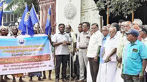 மன்னாா்குடியில் கோரிக்கை கவன ஈா்ப்பு ஆா்ப்பாட்டம்