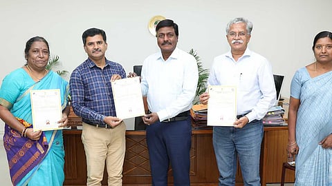 பூசணி வகை காய்கறிகளில் பழ ஈக்களைக் கட்டுப்படுத்தும் செயல்முறைக்காக காப்புரிமை பெற்ற பேராசிரியா்களை பாராட்டும் வேளாண் பல்கலைக்கழகப் பதிவாளா் தமிழ்வேந்தன்.