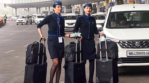 கொல்கத்தா விமான நிலையத்துக்கு வியாழக்கிழமை வந்த இண்டிகோ விமான ஊழியா்கள்.