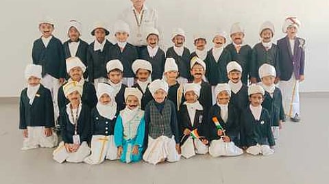 பாரதியாரைப் போன்று வேடமணிந்த மாணவா்கள்.