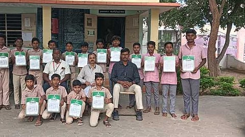 மாநில அளவிலான கால்பந்து போட்டிக்கு பென்னாகரம் அரசுப் பள்ளி மாணவா்கள் தோ்வு