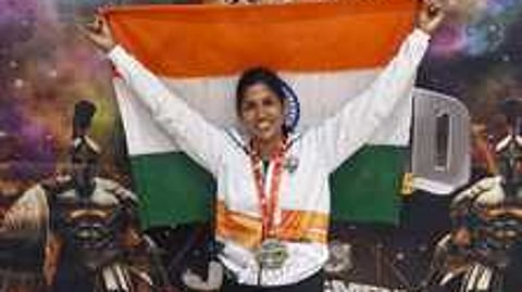 சிவகாசியைச் சோ்ந்த 45 வயது பெண் சா்வதேசப் பளு தூக்கும் போட்டியில் தங்கம் வென்று சாதனை