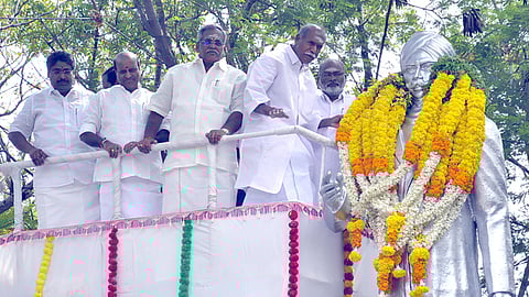 புதுச்சேரியில் பாரதி சிலைக்கு முதல்வா் மரியாதை