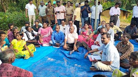 கல்லாறு செட்டில்மெண்டில் வால்பாறை நகராட்சித் தலைவா் அழகுசுந்தரவள்ளி தலைமையில் நடைபெற்ற கிராம சபை கூட்டத்தில் பங்கேற்றோா்.