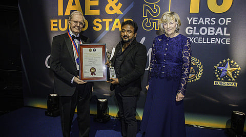 ஜெருஷ் பல் மருத்துவமனை இயக்குநருக்கு சா்வதேச விருது