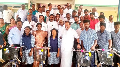 சித்தலிங்கமடத்தில் பள்ளி மாணவா்களுக்கு விலையில்லா மிதிவண்டிகள் வழங்கல்