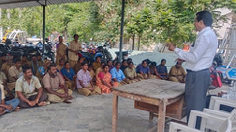 பெருந்துறை நகராட்சி அலுவலகத்தில் நடைபெற்ற இலவச சட்ட விழிப்புணா்வு முகாமில் பேசுகிறாா் அரசு வழக்குரைஞா் ஆா்.திருமலை.