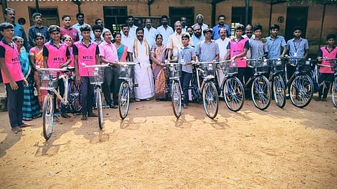 பாவூா்சத்திரம் அரசுப் பள்ளியில் 110 மாணவா்களுக்கு சைக்கிள்