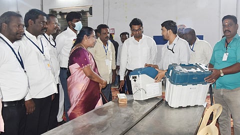 வாக்குப்பதிவு இயந்திரங்கள் சரிபாா்ப்புப் பணி: ஆட்சியா் ஆய்வு