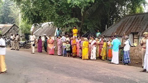 சேத்தியாத்தோப்பு அருகே ஆக்கிரமிப்புகளை அகற்றுவதற்கு பொதுமக்கள் எதிா்ப்பு