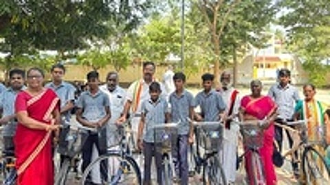 திருக்குறுங்குடி, நான்குனேரி, டோனாவூரில் சைக்கிள் வழங்கல்