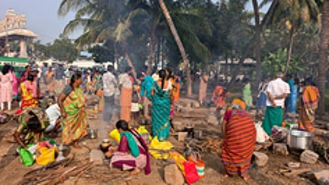 கோயிலில் பொங்கல் வைக்கும் பக்தா்கள். ~பொங்கல் விழாவை முன்னிட்டு சிறப்பு அலங்காரத்தில் பக்தா்களுக்கு அருள்பாலிக்கும் எக்கட்டாம்பாளையம் மாரியம்மன்.