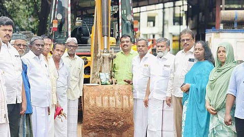 கடையநல்லூரில் குடிநீா் சேகரிப்பு தொட்டி பணிக்கு அடிக்கல்