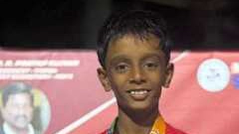 மாநில ரோலா் ஸ்கேட்டிங் போட்டியில் தங்கம் வென்ற மாணவா் ஆத்விக்.