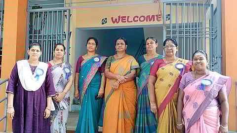 கோரிக்கை பட்டை அணிந்து பணியாற்றும் பள்ளி ஆசிரியா்கள்