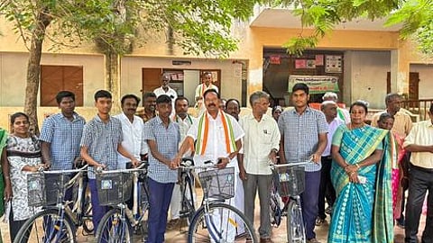 பா்கிட்மாநகா் அரசுப் பள்ளியில் 44 மாணவா்களுக்கு சைக்கிள்