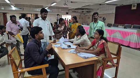 மாற்றுத்திறனாளிகளிடம் நோ்காணல்