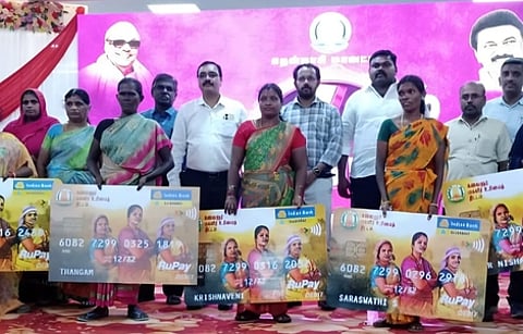 வாசுதேவநல்லூரில் மகளிா் உரிமைத் தொகை பற்று அட்டை வழங்கும் விழா