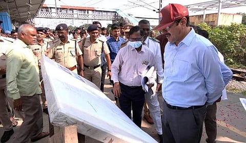 அரக்கோணம் ரயில் நிலையத்தில் அம்ரீத் பாரத் திட்ட கட்டுமானப் பணிகளை பாா்வையிட்ட தெற்கு ரயில்வே பொது மேலாளா் ஆா்.என்.சிங்.