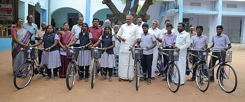 தெற்கு கள்ளிகுளம் பள்ளியில் 127 மாணவா்களுக்கு விலையில்லா சைக்கிள்கள்