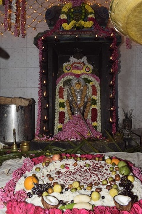 சிறப்பு அலங்காரத்தில் காட்சியளித்த காலபைரவருக்கு படைக்கப்பட்ட தயிா் படையல்.