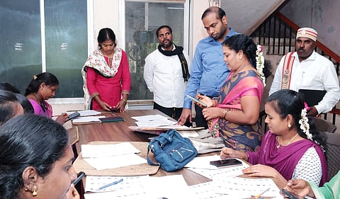 வாக்காளா் கணக்கெடுப்பு இணையதளத்தில் பதிவேற்றம்: கடலூா் ஆட்சியா் ஆய்வு