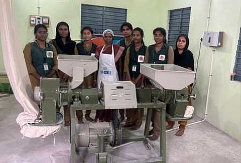 சேத்தாக்குடி தெற்கு கிராமத்தில் பட்டறிவுப் பயணம் மேற்கொண்ட கீழ்வேளூா் வேளாண் கல்லூரி மாணவிகள்.