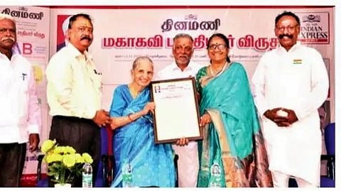 மதுரை சேதுபதி மேல்நிலைப் பள்ளியில் வியாழக்கிழமை நடைபெற்ற மகாகவி பாரதியாா் விருது வழங்கும் விழா