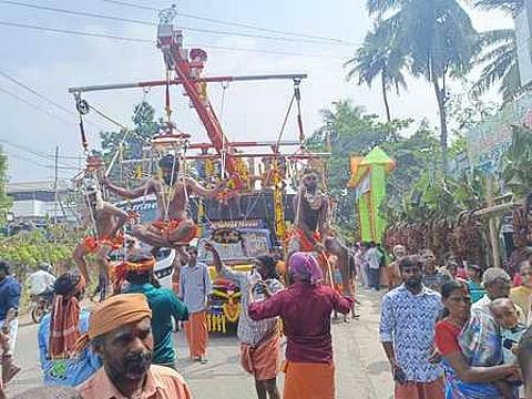 விவசாயிகளால் புலியூா்குறிச்சியில் கட்டப்பட்டிருந்த செவ்வாழை தோரணம்.