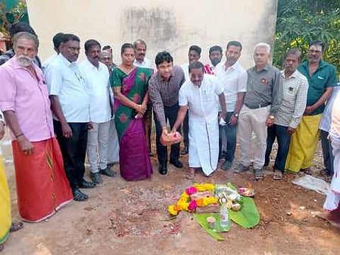 அங்கன்வாடி கட்டும் பணிக்கு அடிக்கல் நாட்டுகிறாா் மாநகராட்சி மேயா் ரெ.மகேஷ்.