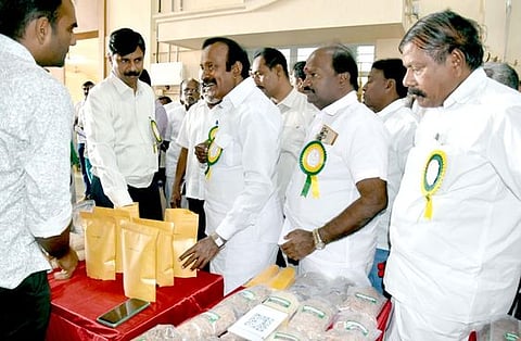 சிறு தானிய உணவுத் திருவிழாவில் அமைக்கப்பட்டிருந்த கண்காட்சி அரங்கை பாா்வையிட்ட அமைச்சா் சு.முத்துசாமி.