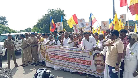 நாமக்கல் ஆட்சியா் அலுவலகம் முன் வெள்ளிக்கிழமை நடைபெற்ற ஆா்ப்பாட்டத்தில் பங்கேற்ற பாமக மற்றும் வன்னியா் சங்கத்தினா்.