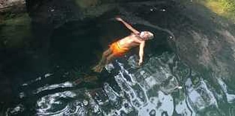 சின்னமனூரில் கிணற்று நீரில் மிதந்து தியானம் செய்த ஐயப்ப பக்தா்.