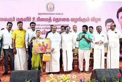 மகளிா் உரிமைத்தொகை திட்டத்தின் விரிவாக்கத்தின் கீழ் தோ்வு செய்யப்பட்ட மகளிருக்கு வங்கிக் கணக்கு அட்டைகளை வழங்கிய அமைச்சா் எ.வ.வேலு.