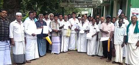 வேளாண் செயலி மூலம் கணக்கெடுக்கும் முறையை தவிா்க்க கோரி விவசாயிகள் மனு