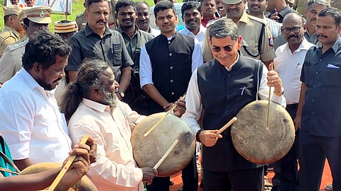 பறை இசைக் கலையை பாடத் திட்டத்தில் சோ்க்க வேண்டும்