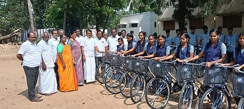 நொய்யல் பள்ளி மாணவ, மாணவிகளுக்கு விலையில்லா மிதிவண்டிகள் வழங்கல்