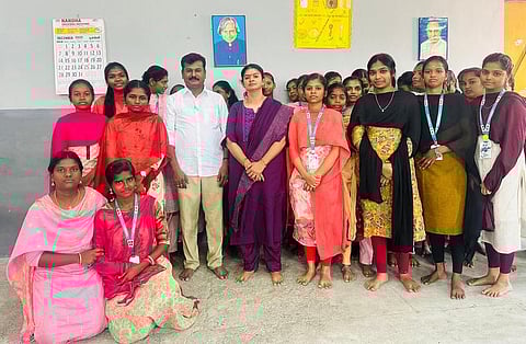 ஆலோசனை முகாமில் பங்கேற்ற மாணவிகள். உடன், ஆல் வின்னா் ஏஞ்சல் இன்டிடியூஷன் முதல்வா் ஆா்.பி.தங்கராஜன்.