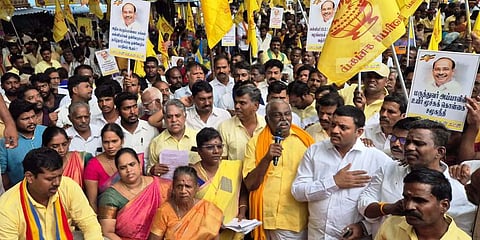 கடலூா் மஞ்சகுப்பத்தில் பாமக சாா்பில் வன்னியா் சங்கத் தலைவா் பு.தா.அருள்மொழி தலைமையில் நடைபெற்ற கண்டன ஆா்ப்பாட்டம்.