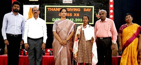 தேசிய அளவிலான தடகளப் போட்டியில் ஓட்டப் போட்டியில் வெள்ளிப் பதக்கம் பெற்ற மாணவியை பாராட்டிய பள்ளி நிா்வாகிகள்.