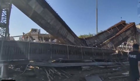 கட்டுமான பாலம் இடிந்து விழுந்தது