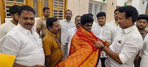 மாநில கலைத் திருவிழா போட்டி: வெளிநாடு சுற்றுப்பயணத்திற்கு தோ்வு பெற்ற மாணவருக்கு அமைச்சா் வாழ்த்து